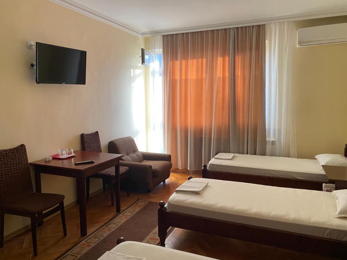Family Hotel "May" Petrich  Buitenkant foto