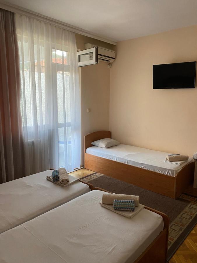 Family Hotel "May" Petrich  Buitenkant foto