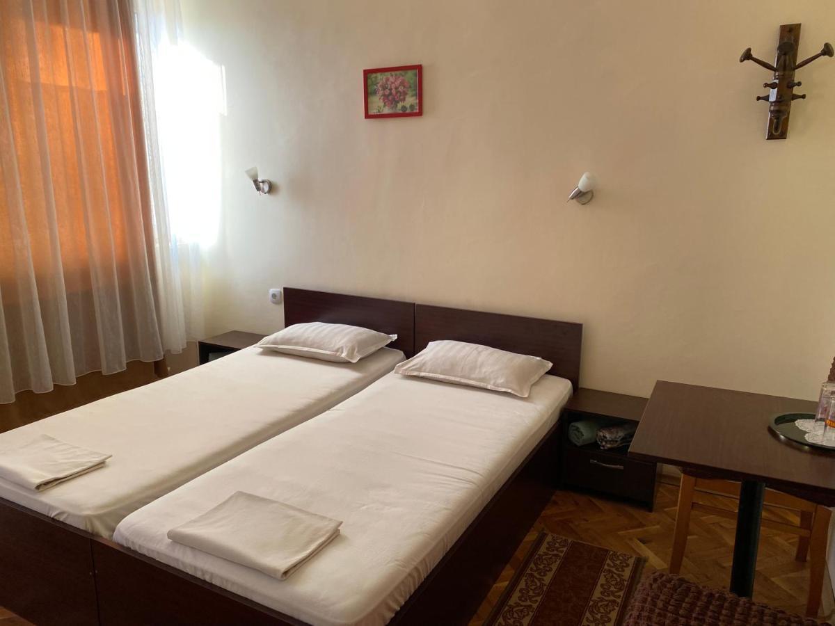 Family Hotel "May" Petrich  Buitenkant foto